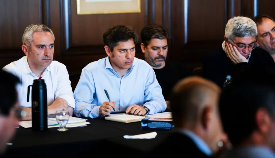 Con la agenda bonaerense a un lado, Kicillof se reúne con dirigentes santafesinos antes de irse a Jujuy