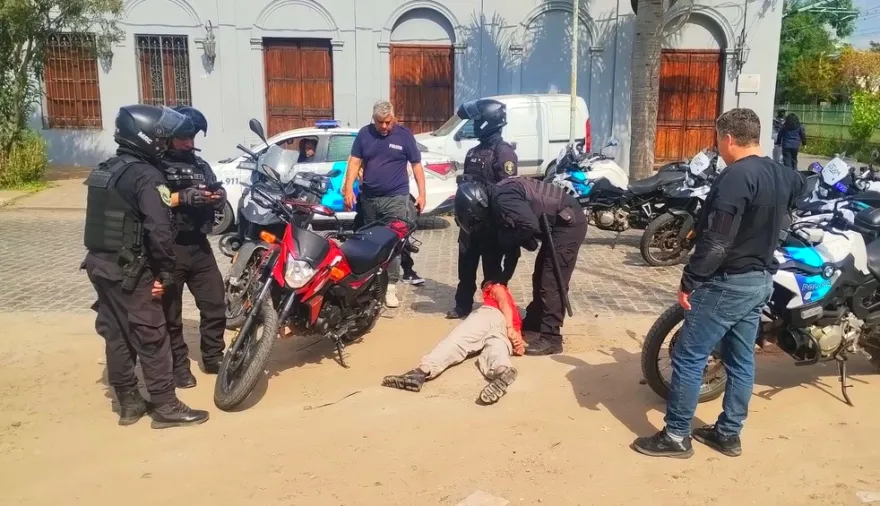 Una plaga de La Plata: temerario motociclista intentó escapar de la policía en contramano y a 100 km/h