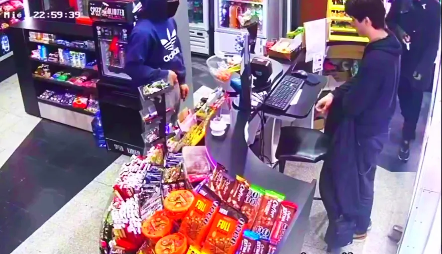 La inseguridad "Non Stop" en La Plata: con cuchillos asaltaron una sucursal de la cadena de kioscos