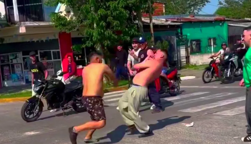 Se trompearon en la esquina y todo el barrio salió a ver "el espectáculo" en Berazategui
