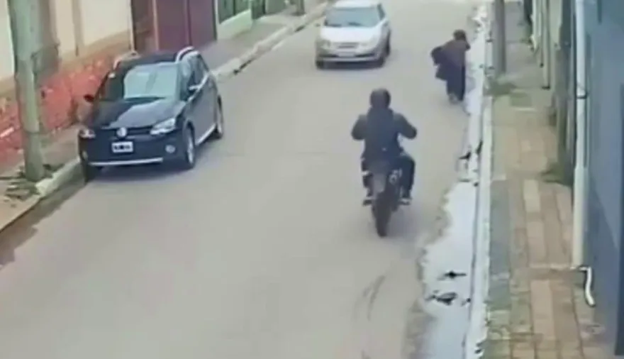 La pudo matar: motochorro asaltó a una jubilada y la arrastró por el pavimento