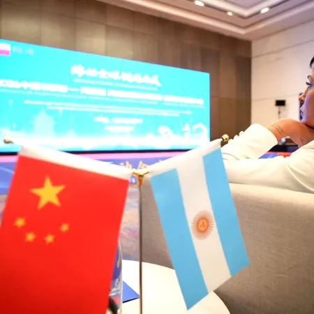 Mayra Mendoza firmó acuerdos de cooperación con China y marcó distancia con Milei sobre el rol del Estado