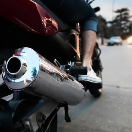 Ruidos molestos: diputados bonaerenses proponen secuestrar y compactar motos con escapes adulterados