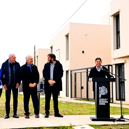 Kicillof, una falsa entrega de llaves y casas que no aguantaron una llovizna: el drama de 54 familias de La Plata