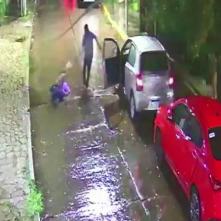 Emboscada en Tres de Febrero: bajó del auto y la arrojó al pavimento para sacarle las pertenencias