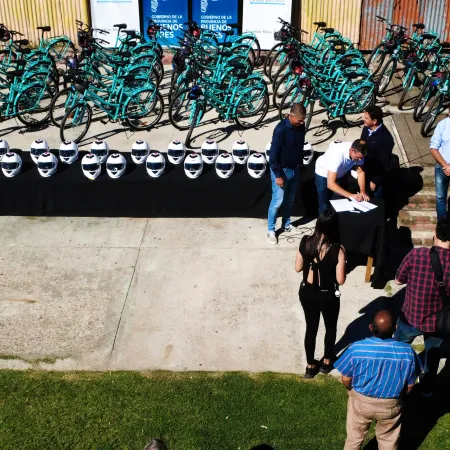 Sciaini recibió a Marinucci en Roque Pérez: entregaron bicicletas, cascos y un alcoholímetro