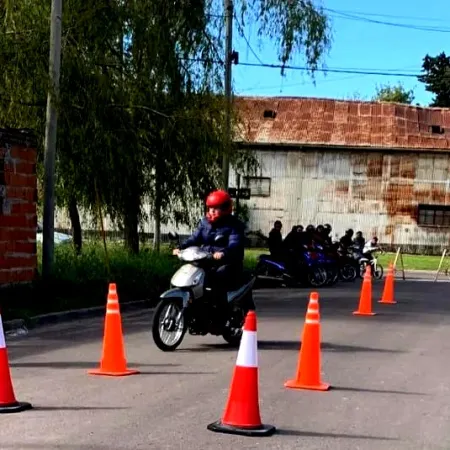 El Municipio de Junín inició un nuevo ciclo de clínicas y entrega de cascos para motociclistas