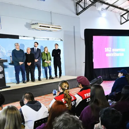 En su visita a Coronel Suárez, Kicillof cruzó a los libertarios y a Milei por las tasas municipales
