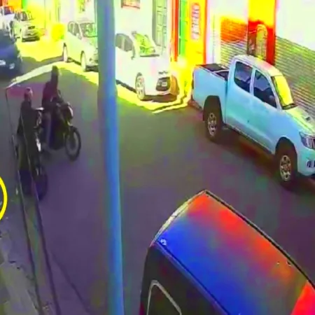 Motochorros de cacería en Avellaneda: arrastraron a una mujer para robarle