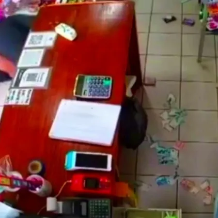 Empleado de supermercado noqueó a ladrón y lo arrastró hasta la vereda