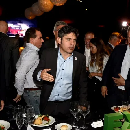 Kicillof señaló a Milei y “la cascada” de Adorni y dejó un guiño político hacia el 2027