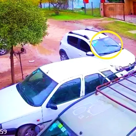 Descuidista al acecho no lo perdonó y le robó el automóvil