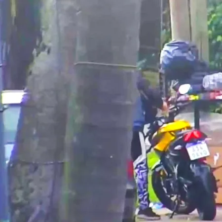 Con una "yuga" robó una moto y fugó en contramano por la colectora