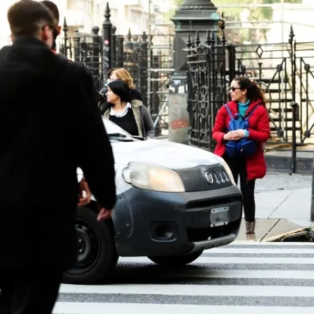 Un relevamiento afirma que la mayoría de conductores advierte maniobras sin señalizar y no respeta a peatones