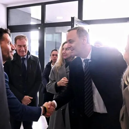 Con Karina Milei al lado, Adorni participó en un acto en Zárate y mandó una señal en plena interna libertaria