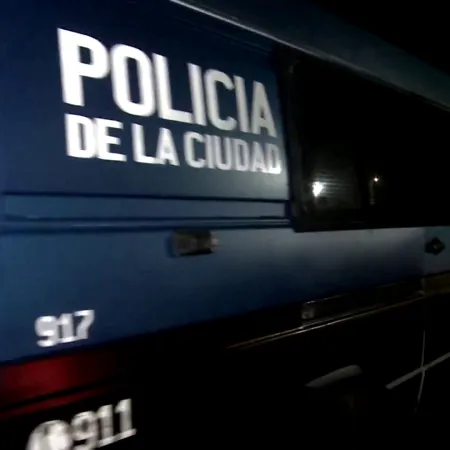 Robó autos en Devoto y lo encontraron oculto en una cucha para perros