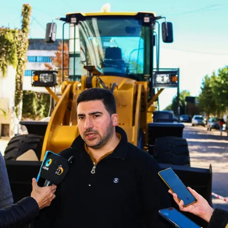 25 de Mayo presentó una nueva Pala Frontal para fortalecer el Plan Estructural de Caminos Rurales