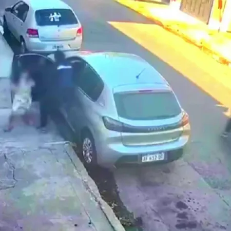 Cartoneros asaltaron a una automovilista que estaba con dos niños en Lanús