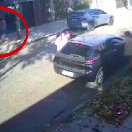 Las arrojaron a la calle, las golpearon y les robaron el auto en Morón