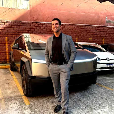Un diputado libertario apareció en el Congreso en un Tesla Cybertruck y estalló la polémica