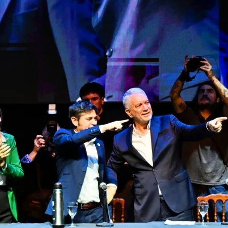 La interna peronista se coló en un acto de Kicillof: abucheos, gritos y banderas en el Coliseo Podestá