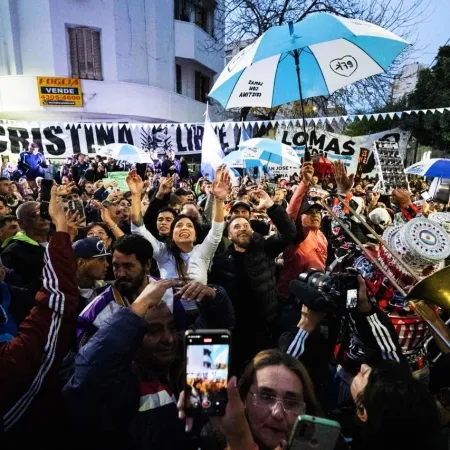 El PJ de Lomas de Zamora marchó por Cristina y arribó a Constitución con una masiva muestra de apoyo
