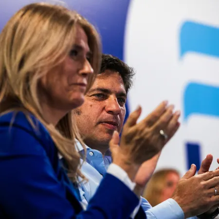 Acorralado por La Cámpora, Kicillof cedió: mencionó a Cristina en un acto de Ensenada y pidió evitar las internas