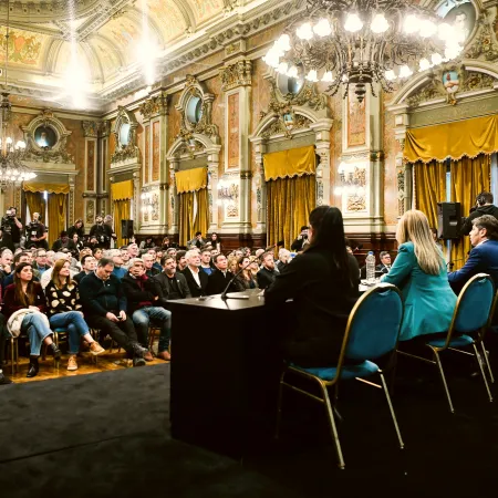 Kicillof juntó a intendentes en el Salón Dorado para repudiar el ajuste de Milei en la salud