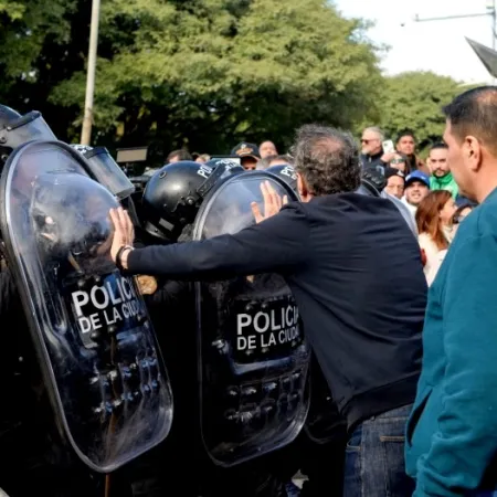 Katopodis quedó en medio del caos en una protesta sobre General Paz