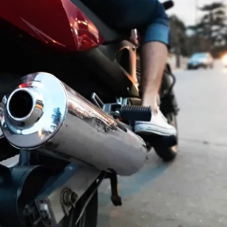 Egüen busca agravar las penas y compactar motos completas por caños de escapes libres