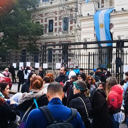 Clima caliente en La Plata: docentes bonaerenses protestaron contra Kicillof frente a Gobernación