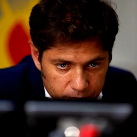 ¿Casual?: A lo Vidal, grabaron a Kicillof comprando figuritas del Mundial 2026 con Cuenta DNI