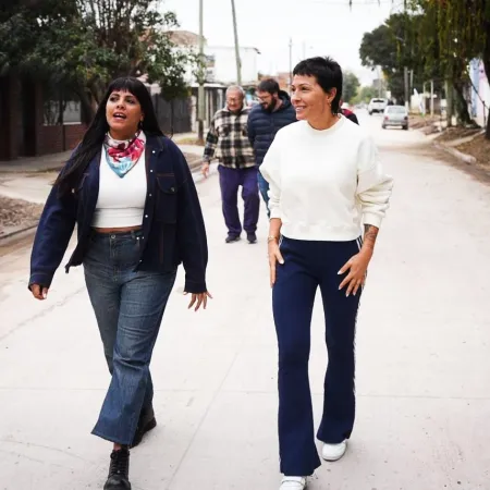 Mayra Mendoza y Eva Mieri recorrieron nuevas cuadras asfaltadas en San Francisco Solano