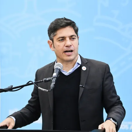 Desde Mar Chiquita: Kicillof entregó escrituras y pidió “cambiar el rumbo de la Argentina” de cara al 2027