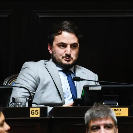 Romo deja la jefatura del bloque de La Libertad Avanza y Osaba toma el control tras un cambio reglamentario