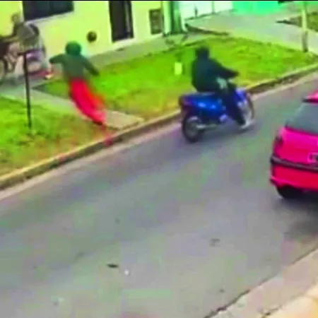 La Plata no tiene paz: motochorros asaltaron a una mujer cuando iba a trabajar