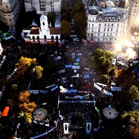 Masiva marcha para pedir a Milei que cumpla con la Ley de Financiamiento Universitario