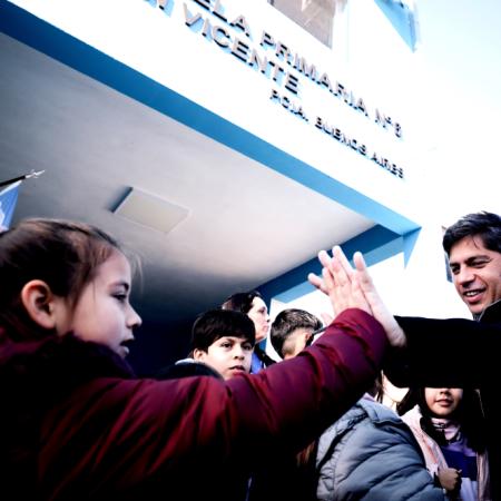 San Vicente: junto a Mantegazza, Kicillof inauguró un nuevo edifico escolar y comparó su modelo con el de Milei