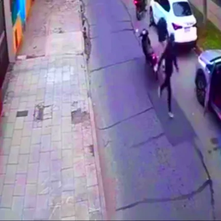Ataque a jubilados en Tres de Febrero: intentó impedir el robo y la arrojaron del auto en movimiento