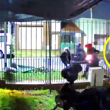 Estaba con el hijo de 11 años: motochorros atacaron y golpearon a una mujer en Avellaneda