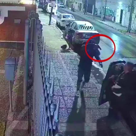 "Quietito, quietito": le pusieron la pistola en la cabeza y le robaron la camioneta en Lanús