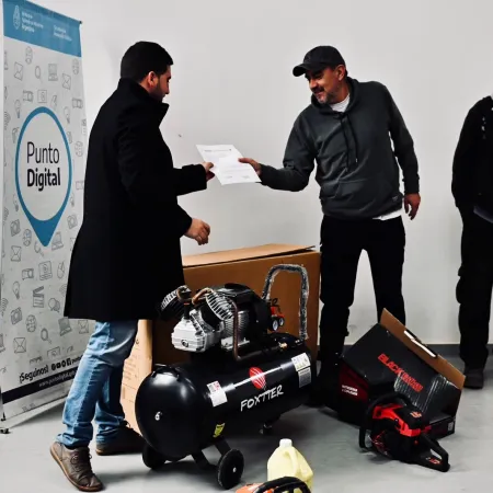 Egüen entregó microcréditos y herramientas a emprendedores de 25 de Mayo