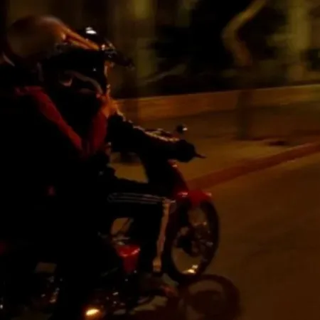 Motochorros atacaron a ciclista y le robaron como una manada de carroñeros en Lanús