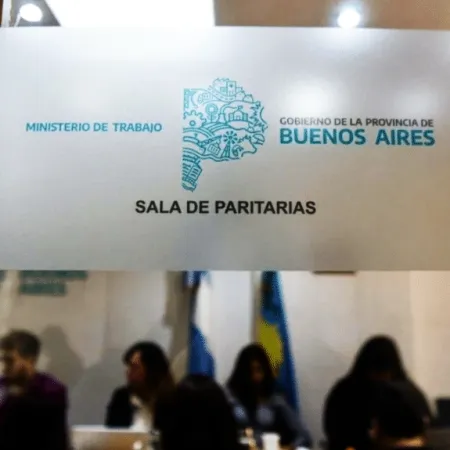 En medio de reclamos gremiales, Kicillof vuelve a las negociaciones salariales con docentes y estatales