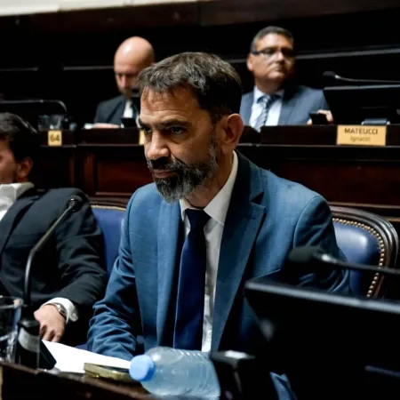 Libertarios denuncian que en Diputados bonaerense debatió 210 minutos sobre “Cristina Libre” y solo 5 sobre IOMA