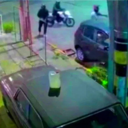 Tres de Febrero: motochorros atacaron a una automovilista y apuntaron a la cabeza del novio