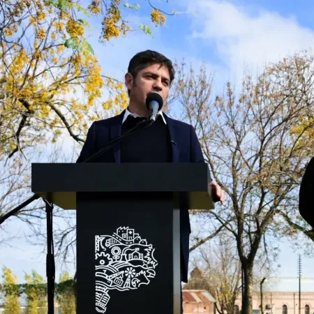 Desde Pergamino, Kicillof apuntó contra el gobierno de Milei e ironizó con el pendrive y Adorni