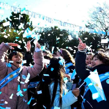 San Vicente: Domselaar se viste de celeste y blanco para una fiesta especial