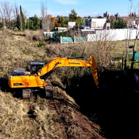 El Municipio de Pergamino realizó trabajos de limpieza de desagües pluviales en el barrio 25 de Mayo
