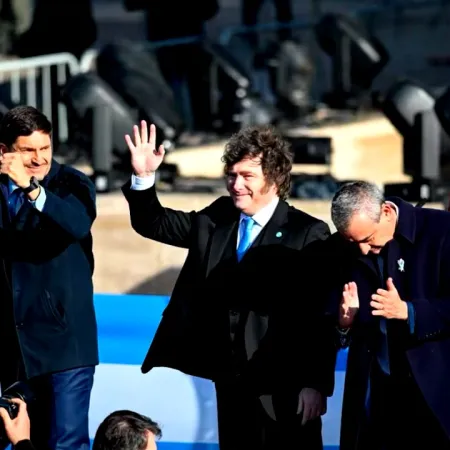 En el Monumento a la Bandera, Milei homenajeó a Belgrano, dijo que “es liberal” y distanció a Villarruel